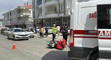 Otomobille çarpışan motokurye yaralandı