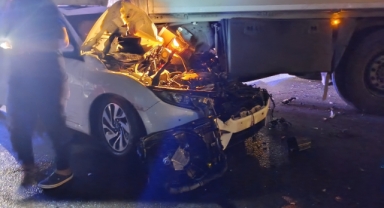 Park Halindeki Tıra Çarpan Otomobilde 3 Kişi Ağır Yaralandı