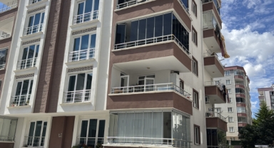 Perde takarken 3. kattan düşen genç kız yaralandı