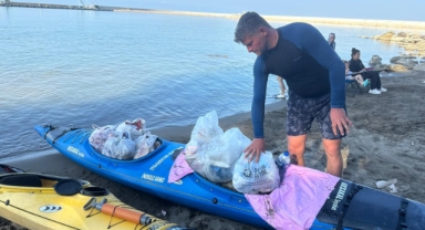 Sahildeki çöpleri toplayıp kanoyla taşıdı