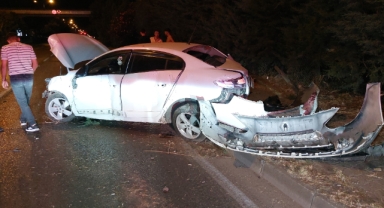 Samsun’da Yoldan Çıkan Araç Ağaca Çarparak Hurdaya Döndü