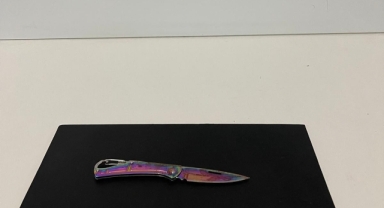 Sevgilisini kıskanan kadın 3 kişiyi bıçakladı