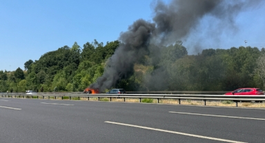 Seyir Halindeki Araç Alev Alev Yandı: Geriye Demir Yığınları Kaldı