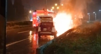 Seyir halindeki araç bir anda yanmaya başladı