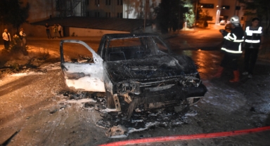Seyir halindeki otomobil alev aldı