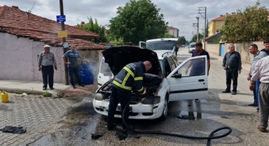 Seyir halindeki otomobilde korkutan yangın