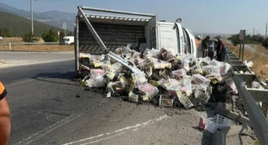 Seyir Halindeyken Lastiği Patlayan Kamyonet Devrildi! 