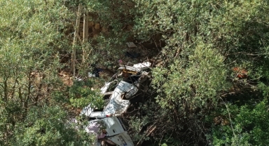 Tarım işçilerini taşıyan minibüs uçuruma yuvarlandı: 3 ölü, 4'ü ağır 18 yaralı   