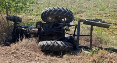 Tarlasına giderken devrilen traktörünün altında hayatını kaybetti