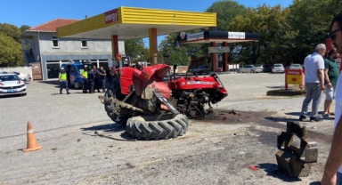 Traktörle Otomobilin Çarpıştığı Feci Kazada 4 Kişi Yaralandı
