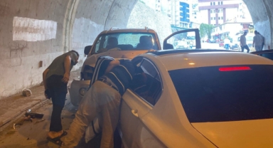 Tünelde Korkunç Kaza: İki Araç Kafa Kafaya Çarpıştı, 5 Kişi Yaralandı 