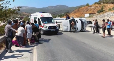 Turistleri taşıyan midibüs devrildi: 7 yaralı