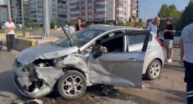 Vakaya giden sivil ekip aracı ile otomobil çarpıştı: 2'si polis 3 yaralı