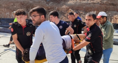 Vücuduna demir saplanan işçiyi itfaiye ekibi kurtardı