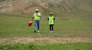 Yayladaki çöpleri toplayan iki kardeş 