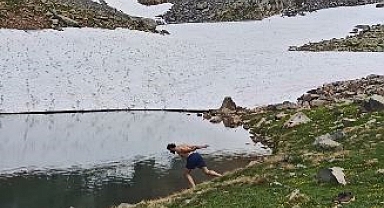 Yaz Ortasında Karla Kaplı Gölde Yüzen Maceraperestler Sosyal Medyada İlgi Odağı Oldu