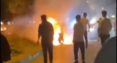 Alev alan motosikleti, kırık ayağıyla koşarak yetişen yardımsever kurtardı