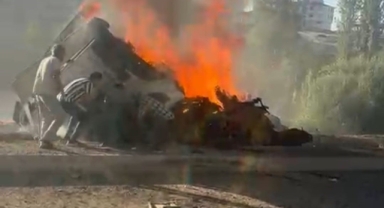 Alev alev yanan tırın sürücüsünü vatandaşlar kurtardı