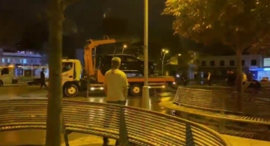 Aracıyla süs havuzuna girdi: Alkollü sürücü navigasyonu suçladı