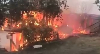 Artvin'de yangın paniği: 4 ev küle döndü