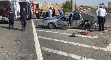 Bariyerlere çarpan otomobil hurdaya döndü: 5 yaralı