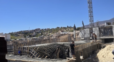 Beton dökümü esnasında tabla çöktü: 2 işçi yaralandı