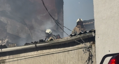 Binanın çatısında çıkan yangın 3 binaya sıçradı