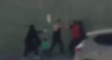 Cadde ortasında sopalı bıçaklı kavga: 3 yaralı