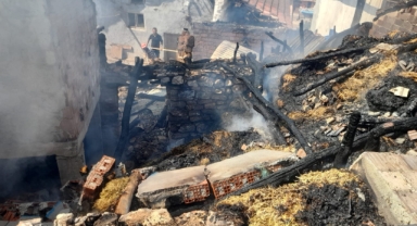 Çıkan yangında ev ve samanlık kullanılamaz hale geldi