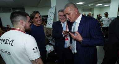 Cumhurbaşkanı Erdoğan'dan A Milli Futbol Takımı'na tebrik telefonu