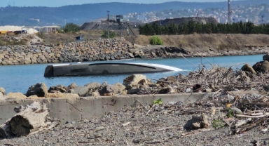 Denize indirildikten sonra batan lüks yatı çıkarma çalışmaları sürüyor