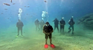 Denizin metrelerce dibinde namaz