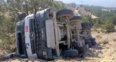 Devrilen beton mikserinin sürücüsü yaralandı
