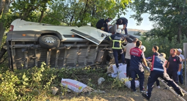 Devrilen minibüsteki 2 kişi yaralandı