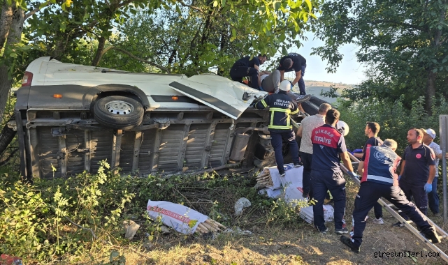 Devrilen minibüsteki 2 kişi yaralandı
