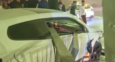 Direksiyon hakimiyetini kaybeden sürücü karşı istikamete uçtu! O anlar kamerada