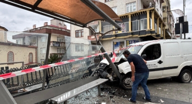 El Freni Çekilmeyen Araç Durağa Çarptı! Facia Kıl Payı Atlatıldı