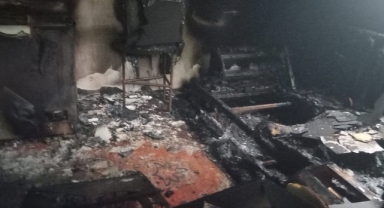 Elektrik kontağından çıkan yangında iki katlı ev kullanılamaz hale geldi