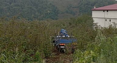 Fındık bahçesine yuvarlanan kamyonetteki 3 kişi yaralandı