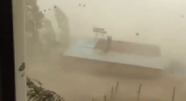 Fırtına çatıları uçurdu: 74 yapı zarar gördü