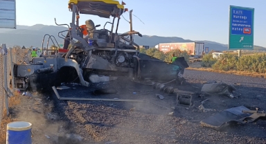 Freni patlayan mısır yüklü tır asfalt makinasına çarptı