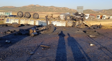 Freni patlayan mısır yüklü tır asfalt makinasına çarptı