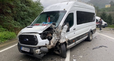 Giresun'da iki minibüsün çarpışması sonucu 10 fındık işçisi yaralandı