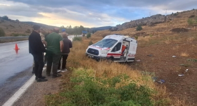 Gümüşhane'de devrilen ambulanstaki 3 sağlık personeli yaralandı