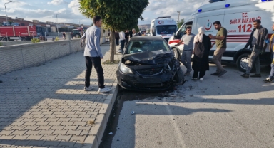 Hafif ticari araç ile otomobil çarpıştı: 3 yaralı