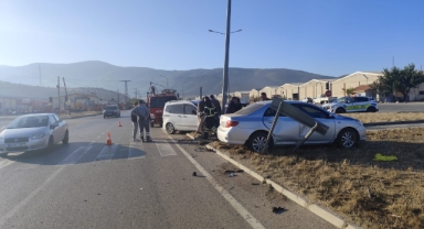 Hafif ticari araç ile otomobilin çarpıştığı kazada 1 kişi yaralandı