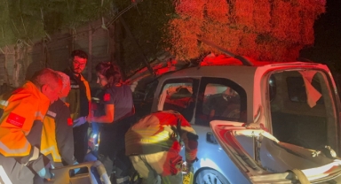 Hafif ticari araç kamyonun altına girdi: 2 ölü, 1 yaralı