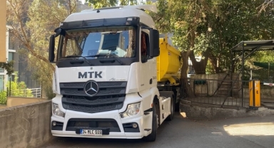 Hafriyat kamyonu ara sokakta sıkıştı