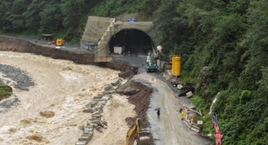 Heyelanla yıkılan Ayder yolu X bloklarla onarılıyor
