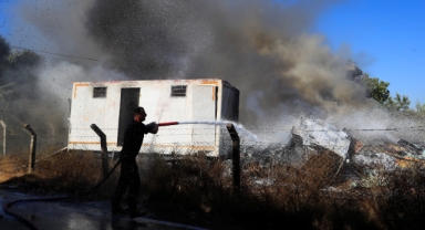 Hurda araçların alev alev yandığı yangına kova ve hortumlarla müdahale ettiler
